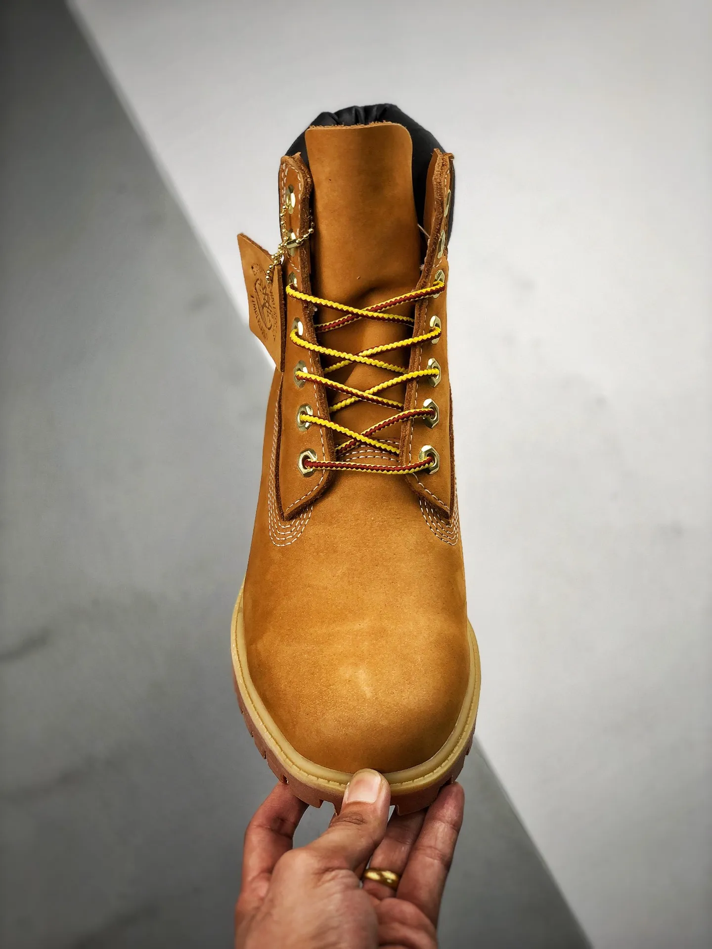 💰520 (cost-effective version) 2024 Timberland/Timberland Original hardware molded shoelace buckle Newly upgraded top-notch technology Zhongshan original factory OEM Original imported waterproof leather Pure rubber wear-resistant outsole Horizontal folding dynamic water-repellent Original consistent full frosted leather collar Full cow lining Brand new original packaging shoe box The market exclusively supplies Timberland's new version of Timberland's packaging boxes and accessories. The four-line computer stitching is made of imported first-layer nubuck leather to resist water splashing. Anti-fatigue shock-absorbing honeycomb PU insole. Lightweight anti-slip rubber foam combination sole. Timberland 6 Inch Leather Boots Timberland classic outdoor 6-inch rhubarb. Size: Female 35.5 36 37 37.5, 38 38.5 39 Men's Timberland classic outdoor 8-hole 39.5 40 41 41.5 42 43 44 45 (leather shoe size: one size larger than sports shoes!)